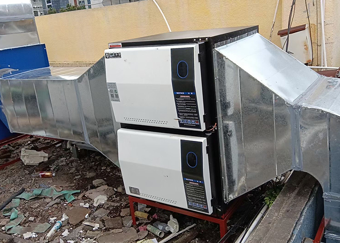 A street vendor uses a tricycle equipped with a fume purifier for barbecuing